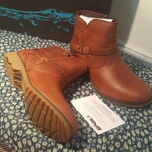 New w Box Teva Waterproof Leather Brown Booties 8M
